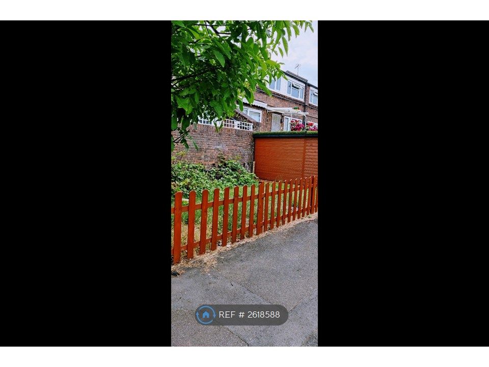 Property photo 2 of 18 Garden Fence