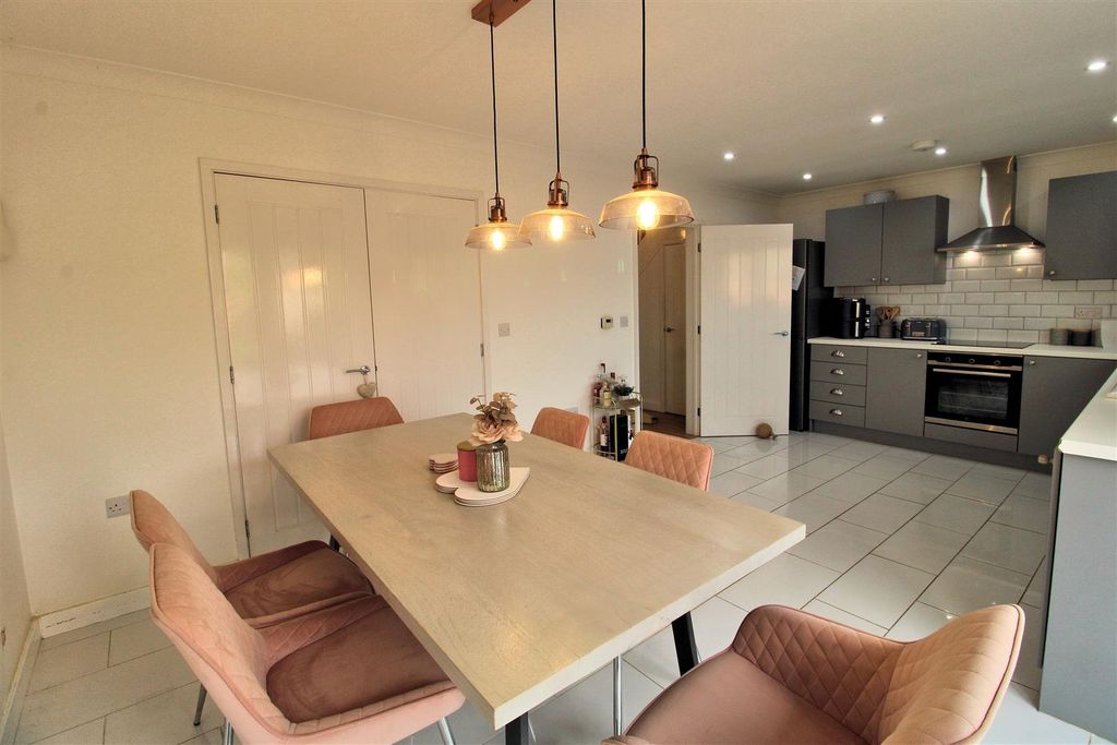Property photo 2 of 31 Dining Area