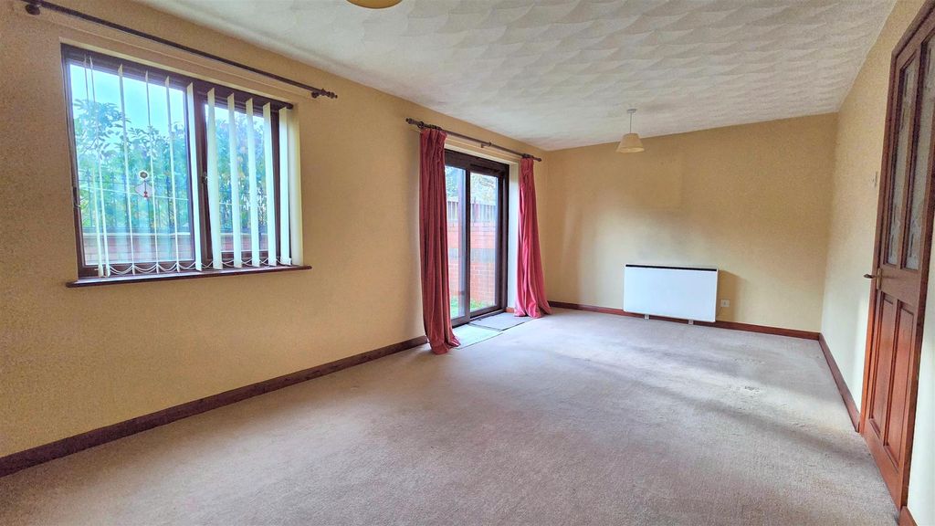 Property photo 3 of 8 Lounge