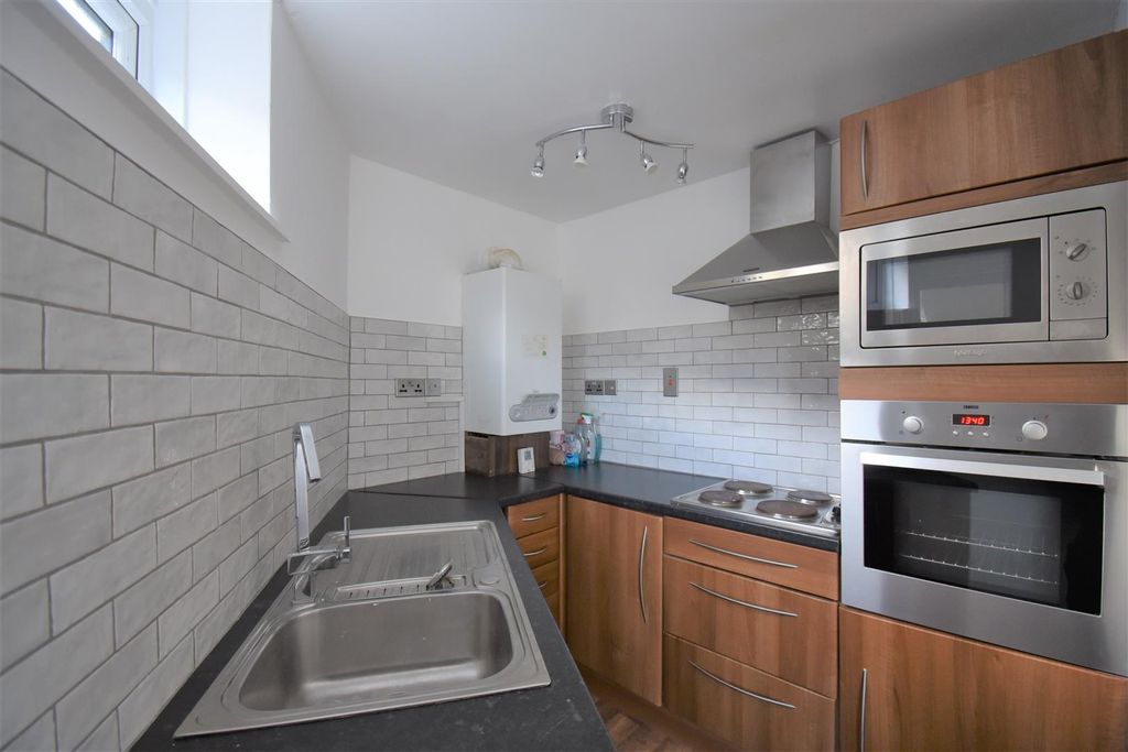 Property photo 2 of 10 Kitchen