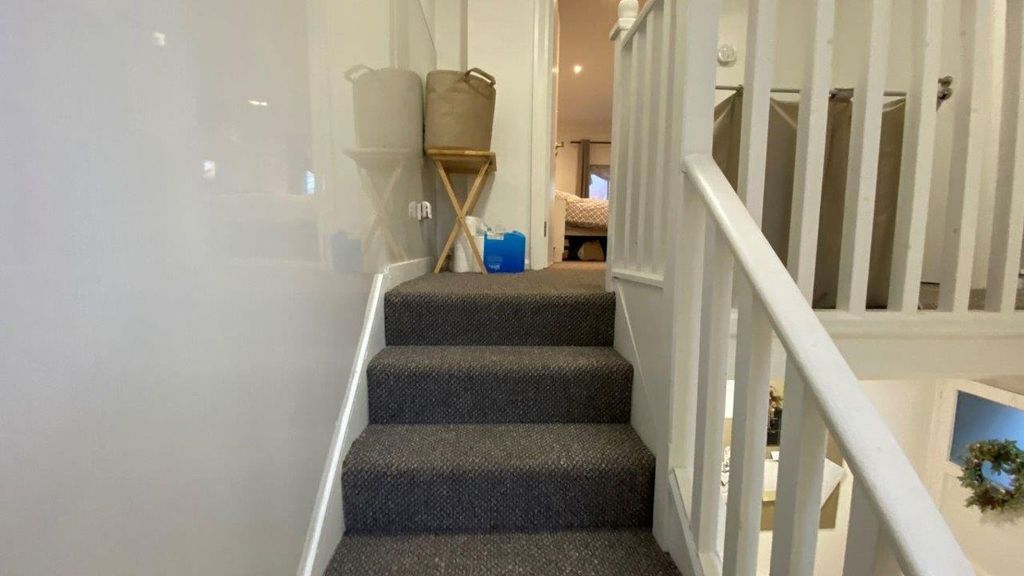 Property photo 2 of 28