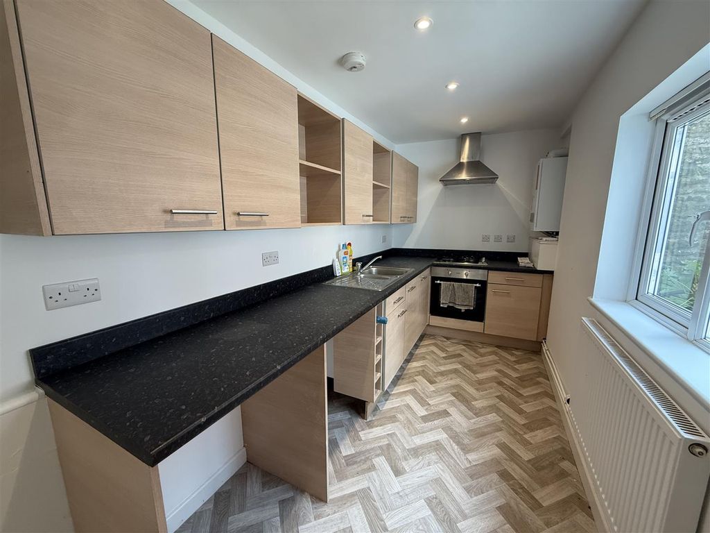 Property photo 3 of 9 Kitchen