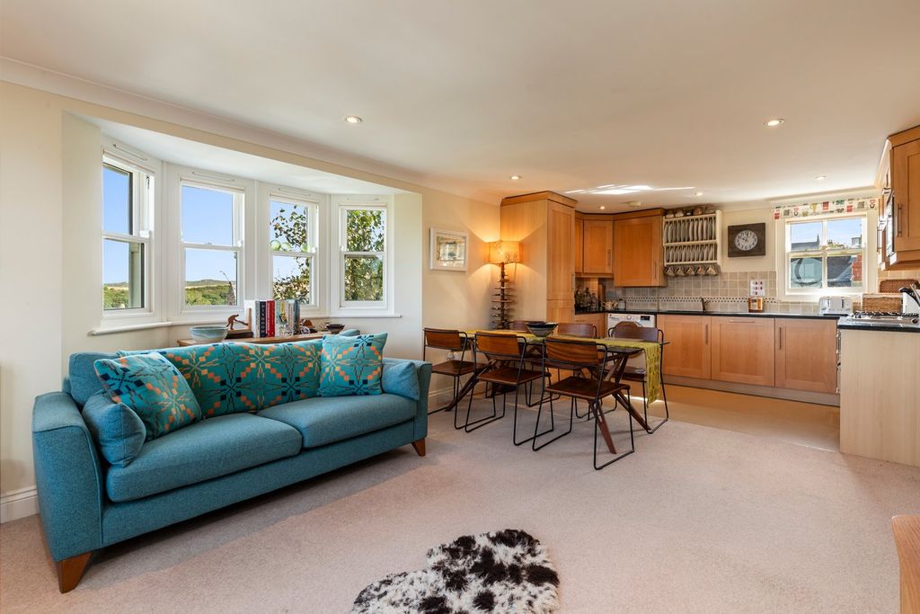 Property photo 2 of 27