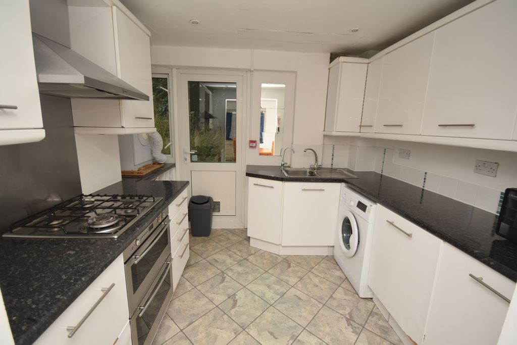 Property photo 2 of 11 Kitchen