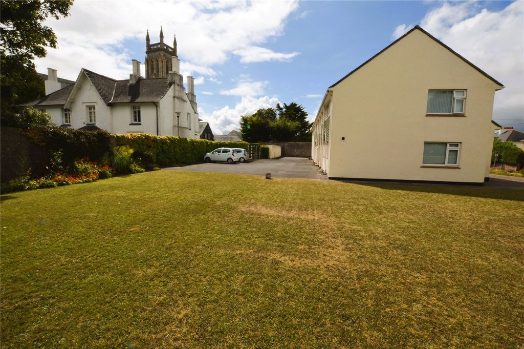 Property photo 3 of 12 Communal Gardens