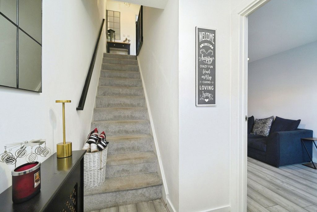 Property photo 2 of 14 Hallway