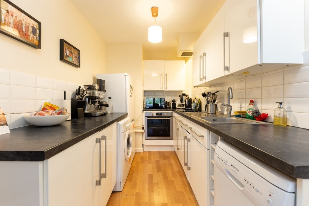 Property photo 3 of 15 Kendal Steps 29 (...