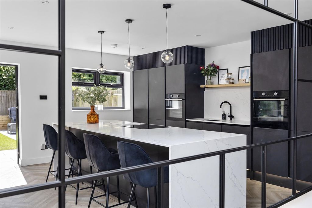 Property photo 2 of 30 Aldsworth Avenue, 95-011.Jpg