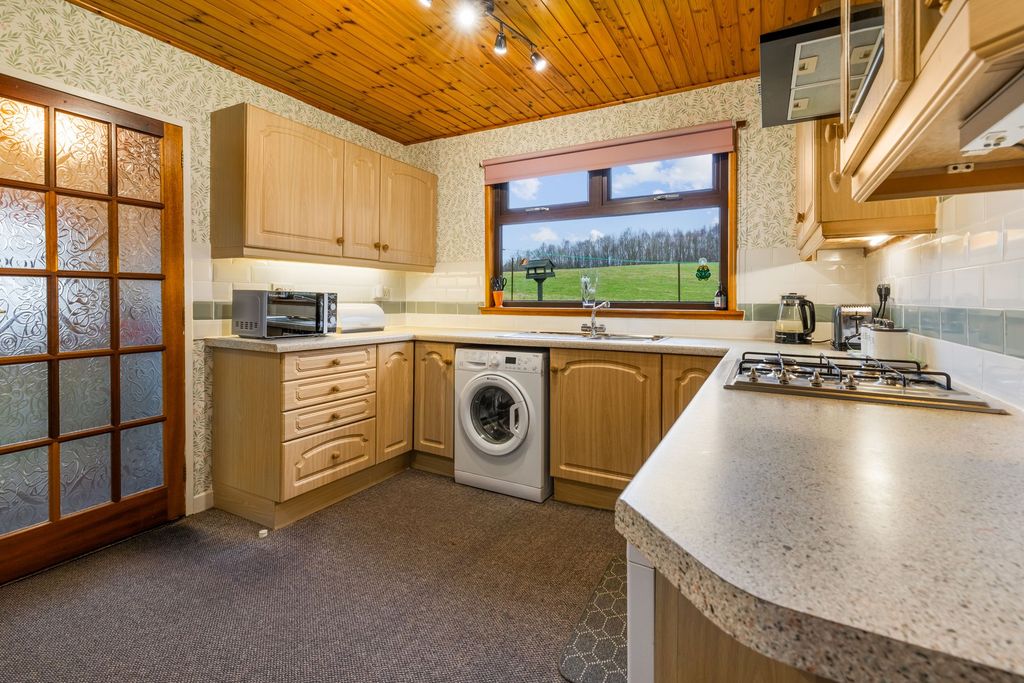 Property photo 3 of 18 Kitchen