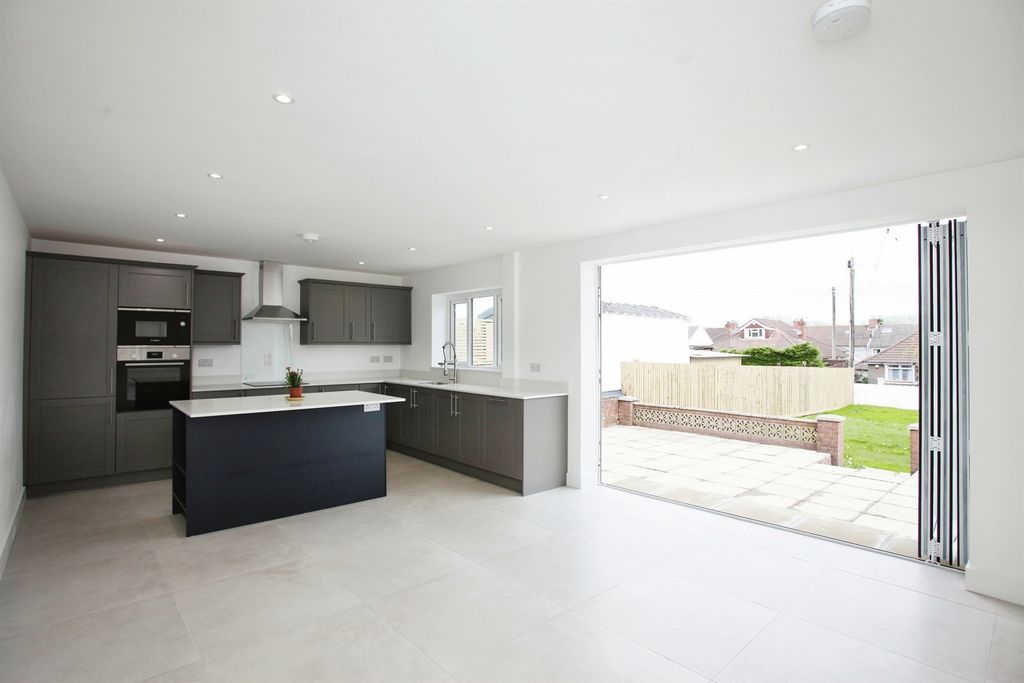 Property photo 3 of 32