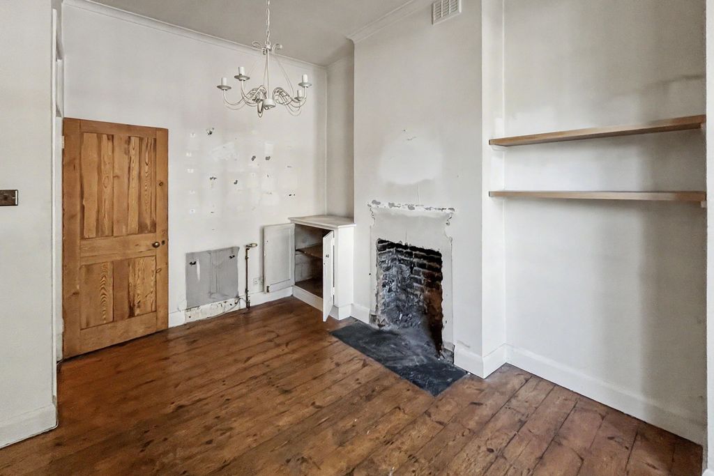 Property photo 3 of 14 123A Boundaries Road, Balham, London, Sw12 8HD