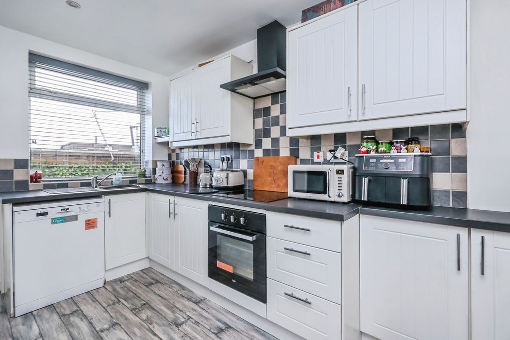 Property photo 3 of 20 Kitchen