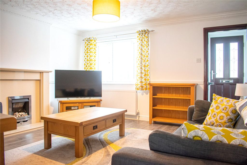 Property photo 3 of 15 Lounge