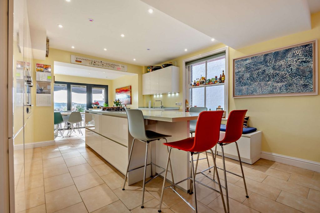 Property photo 3 of 18 Kitchen/Breakfast