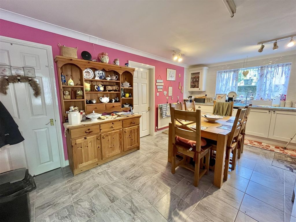 Property photo 3 of 43