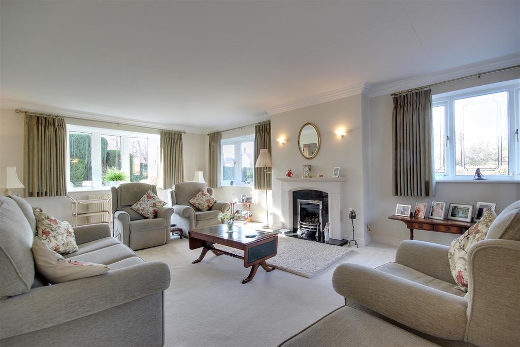 Property photo 3 of 24 Lounge