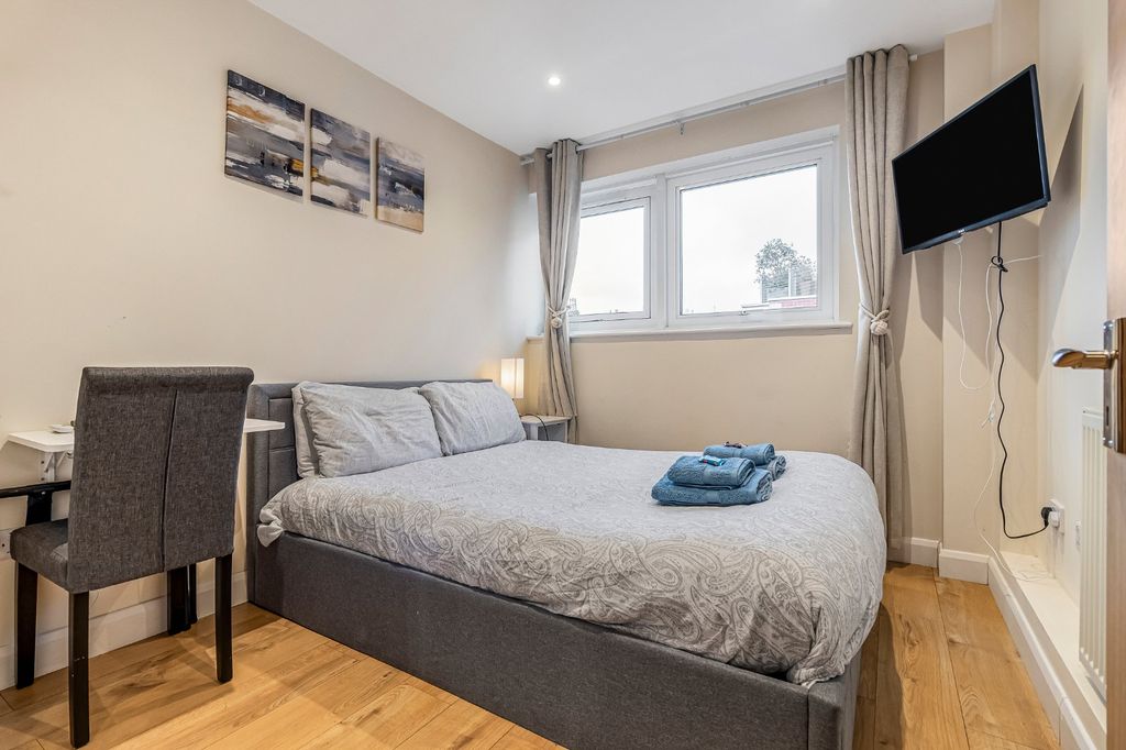 Property photo 3 of 9 Bedroom