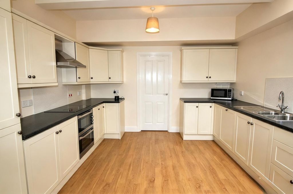 Property photo 2 of 7 Kitchen