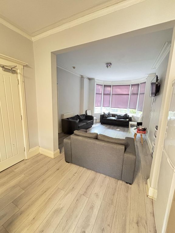 Property photo 3 of 13 Bright And Spacious Living Room With Modern Furnis...