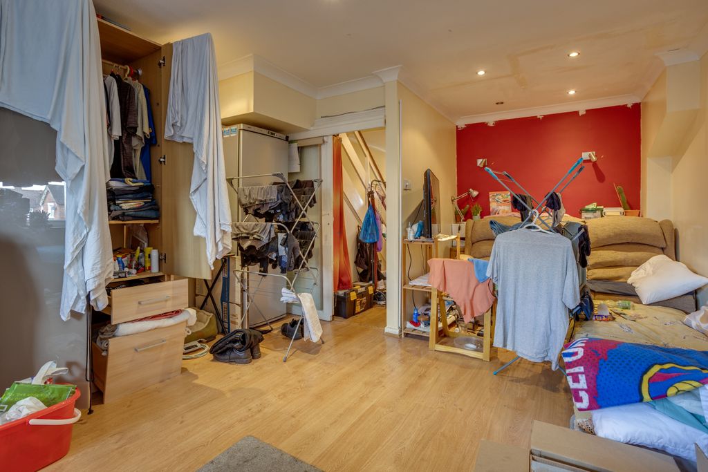 Property photo 3 of 16 Flat 184 London Road, East Grinstead, East Sussex, Rh19 1Ey