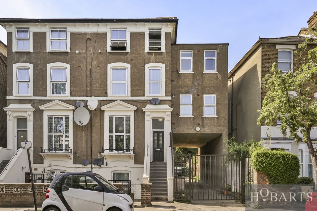 Property photo 1 of 23 Bright One-Bed Flat With Parking
