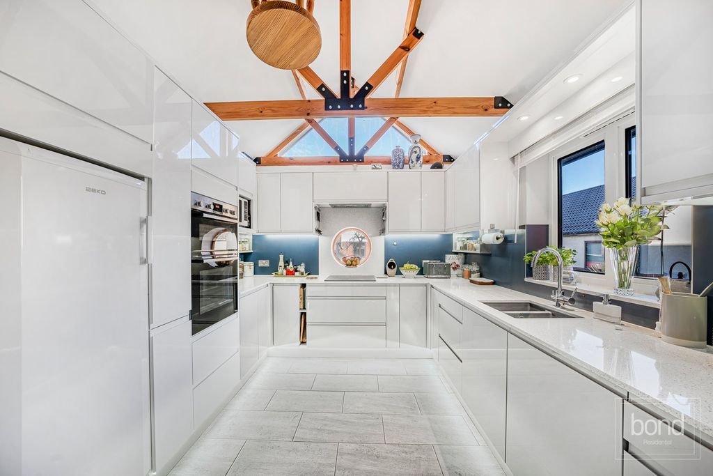 Property photo 2 of 25