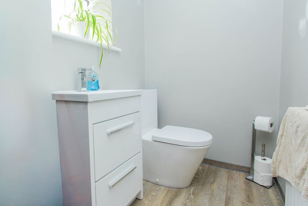 Property photo 3 of 16 Cloakroom