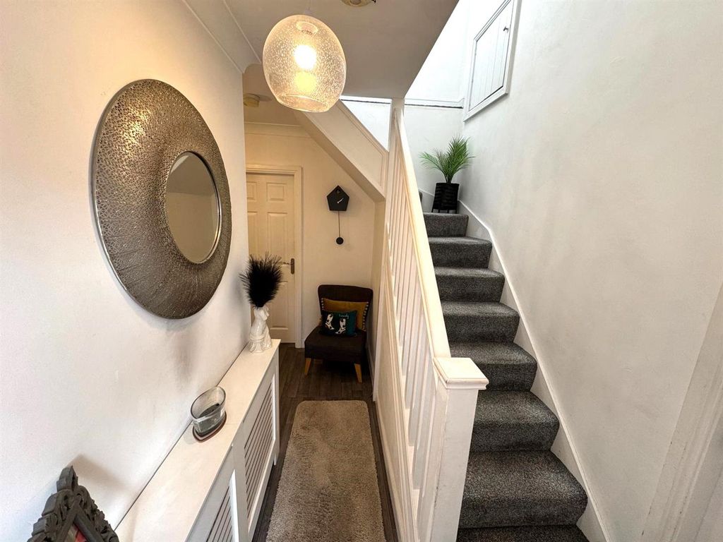 Property photo 2 of 16 Entrance Hall