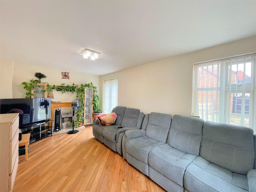 Property photo 2 of 16 Lounge