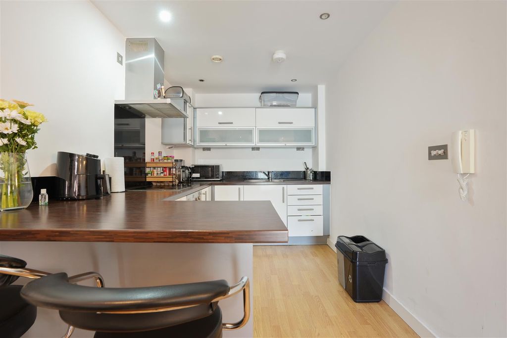 Property photo 2 of 14 Kitchen
