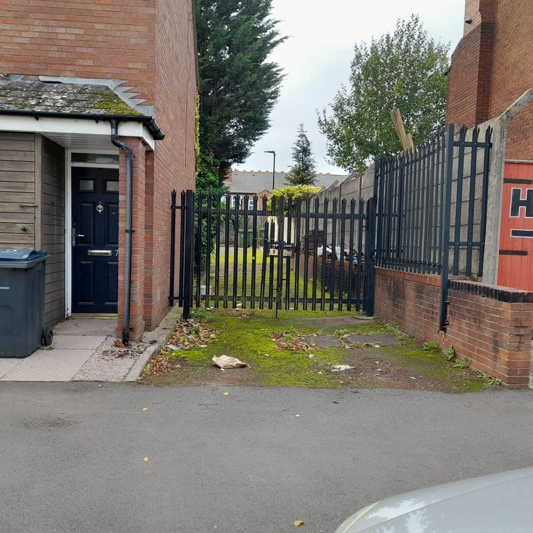 Property photo 1 of 6 Small Secure Yard To Let