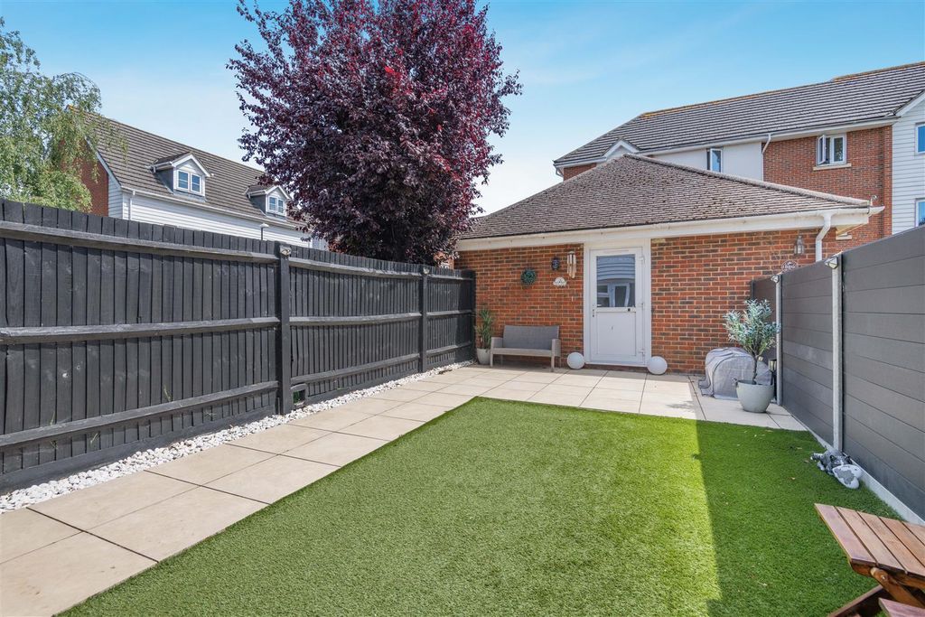 Property photo 3 of 17 8694519-Exterior06.Jpg