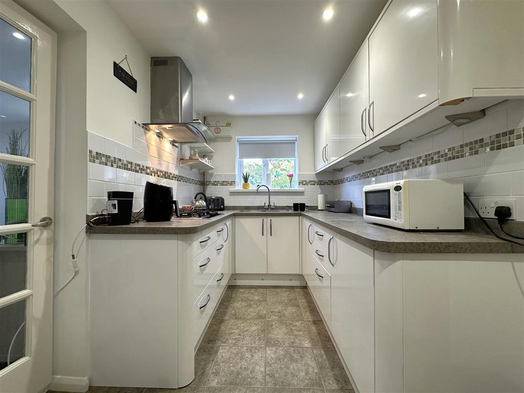 Property photo 2 of 18 Stylish Modern Kitchen 768