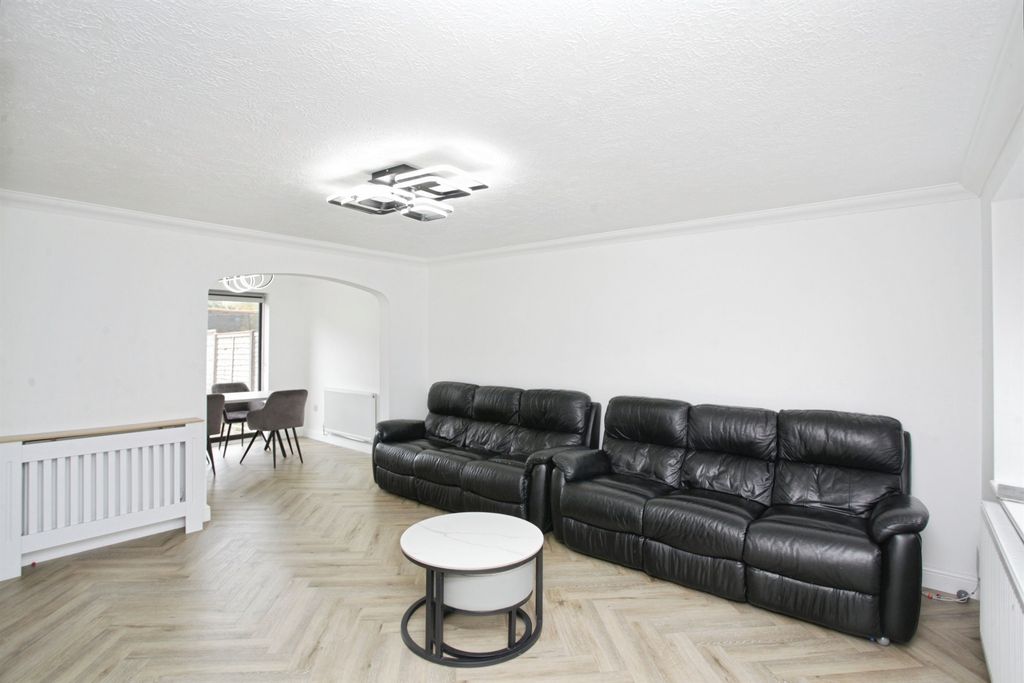 Property photo 3 of 28