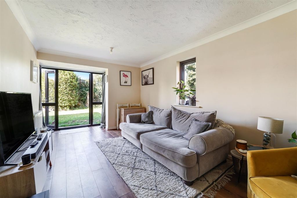 Property photo 2 of 13 Farriers Close (2).Jpg