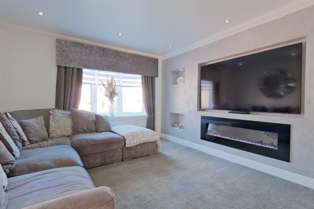 Property photo 2 of 28 Open Plan Kitchen & Dining Room