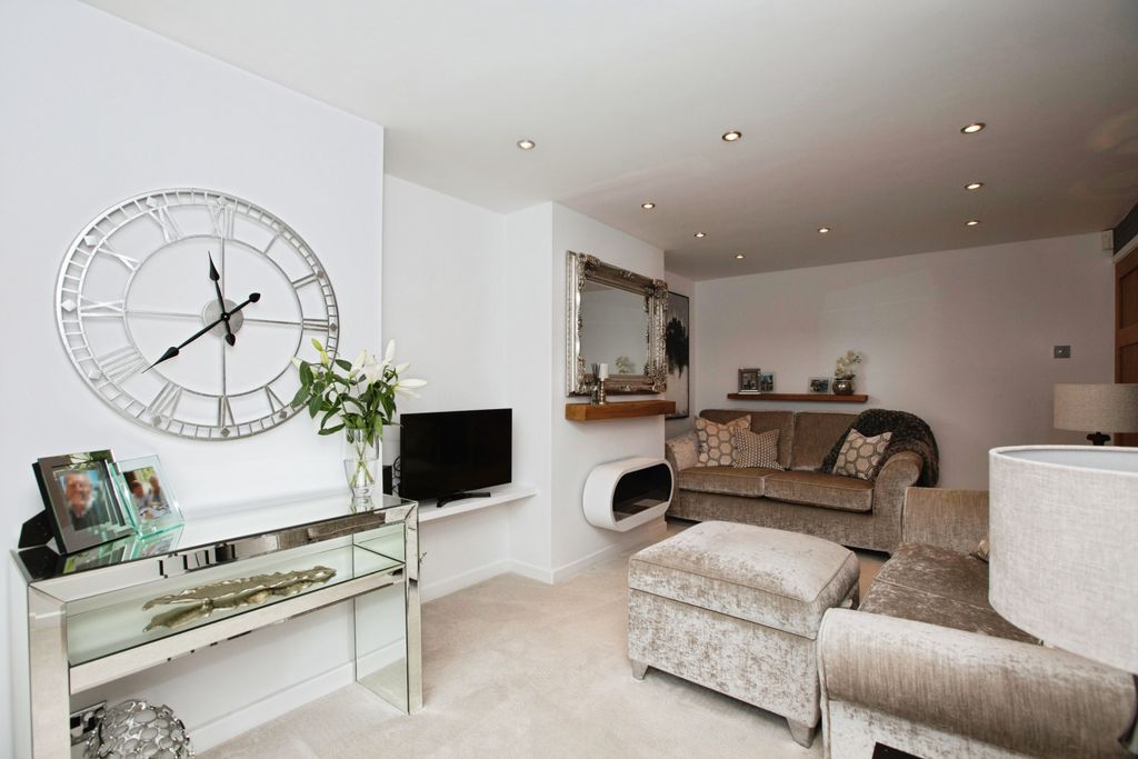 Property photo 3 of 17 Lounge