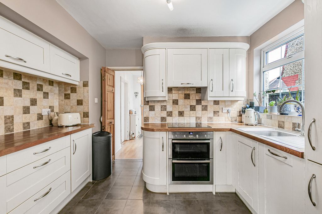 Property photo 3 of 23 Kitchen