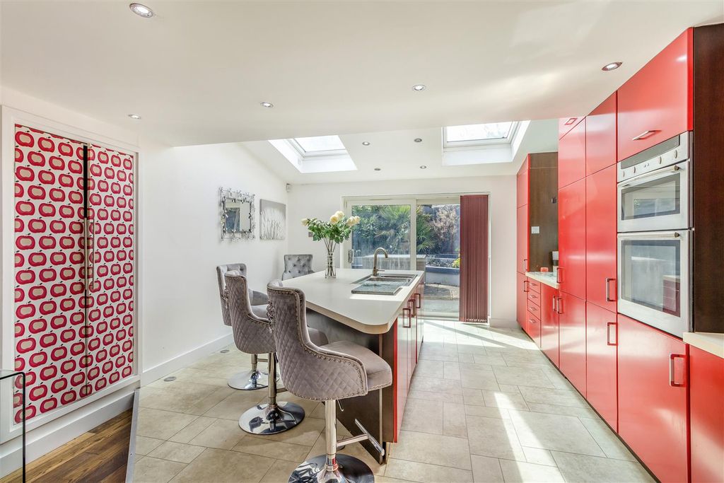 Property photo 3 of 29 8662259-Interior18.Jpg