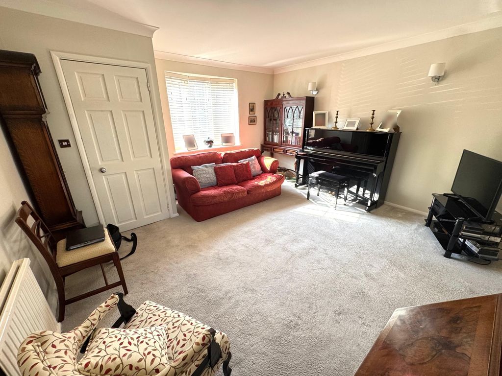 Property photo 3 of 11 Lounge Right