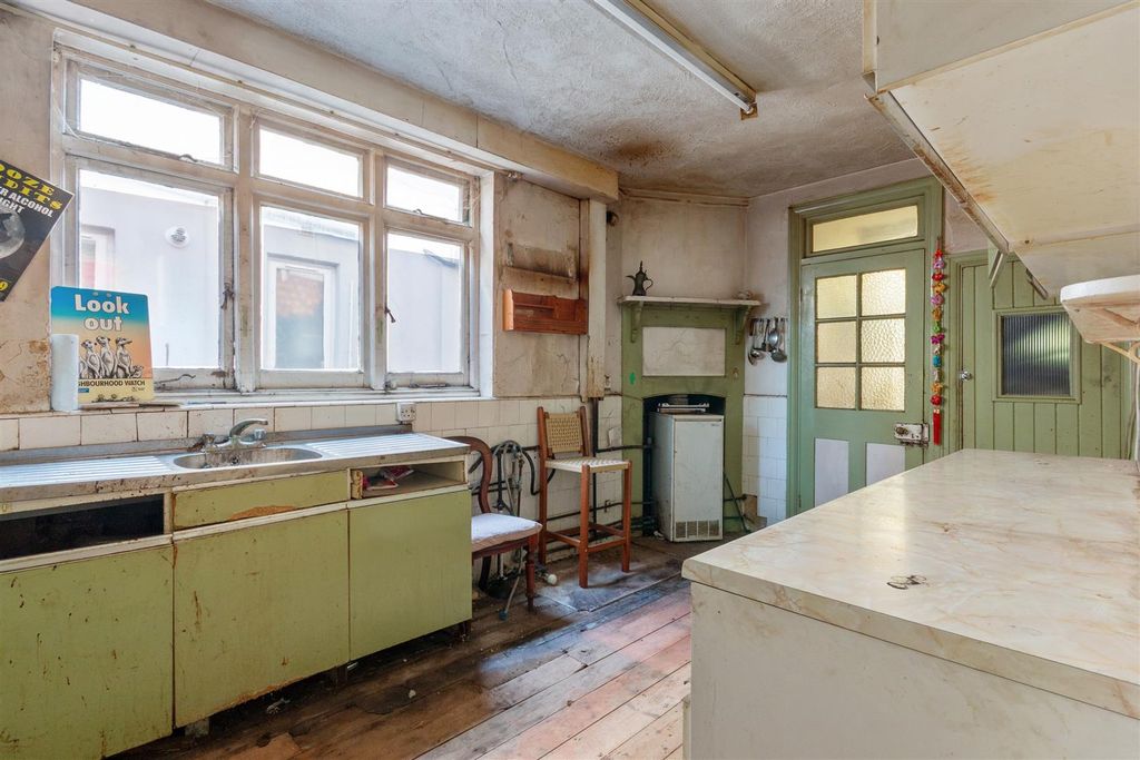 Property photo 3 of 12 Kitchen