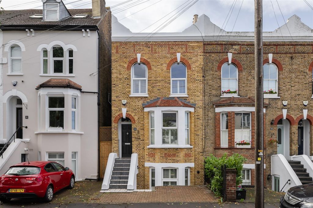 Property photo 1 of 47 Stanley Road, E18