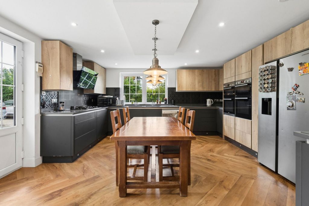 Property photo 2 of 33 Kitchen/Diner