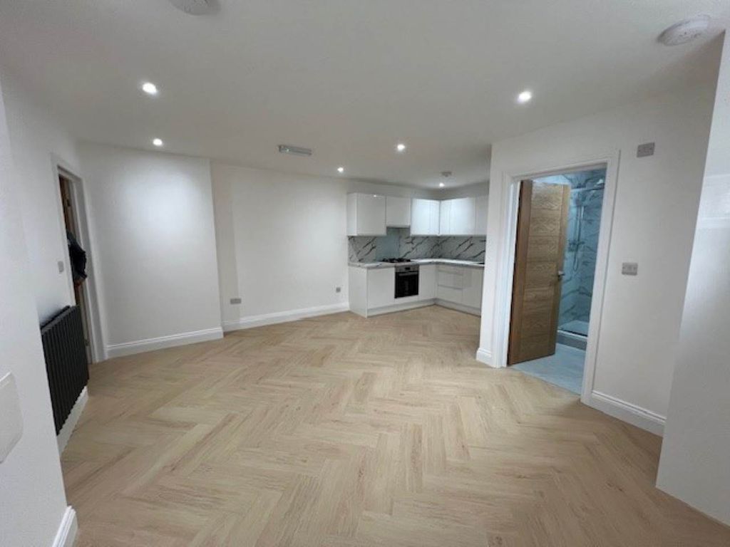 Property photo 1 of 5 Kitchen Lounge
