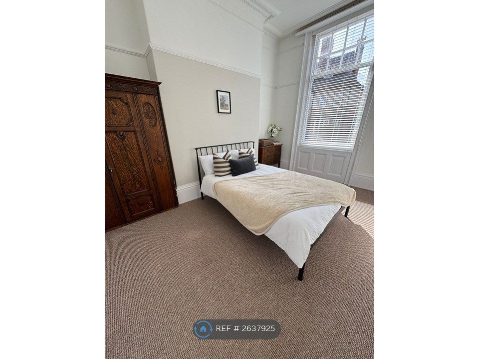 Property photo 3 of 9 Room 4