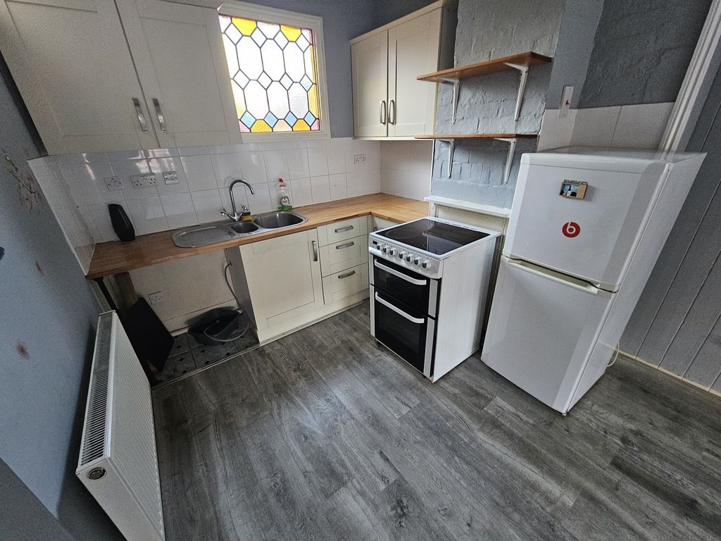 Property photo 2 of 6 Kitchen