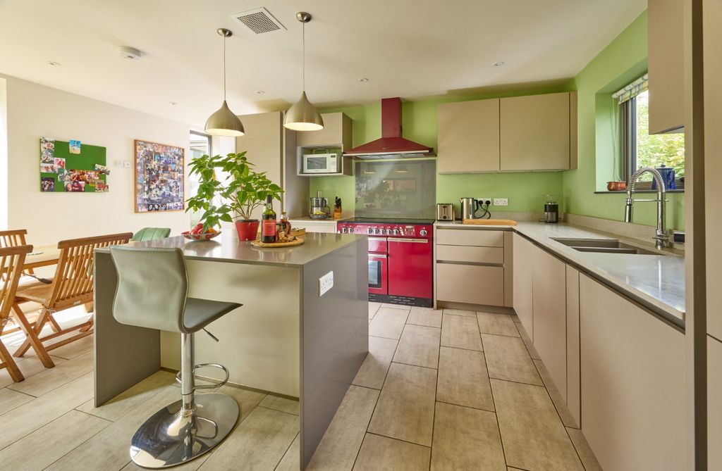 Property photo 3 of 18 Kitchen/Breakfast