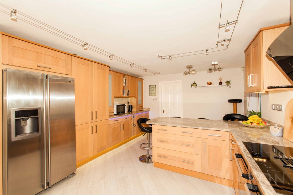 Property photo 2 of 32