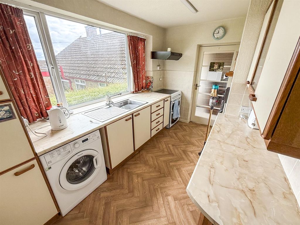 Property photo 3 of 12 Kitchen