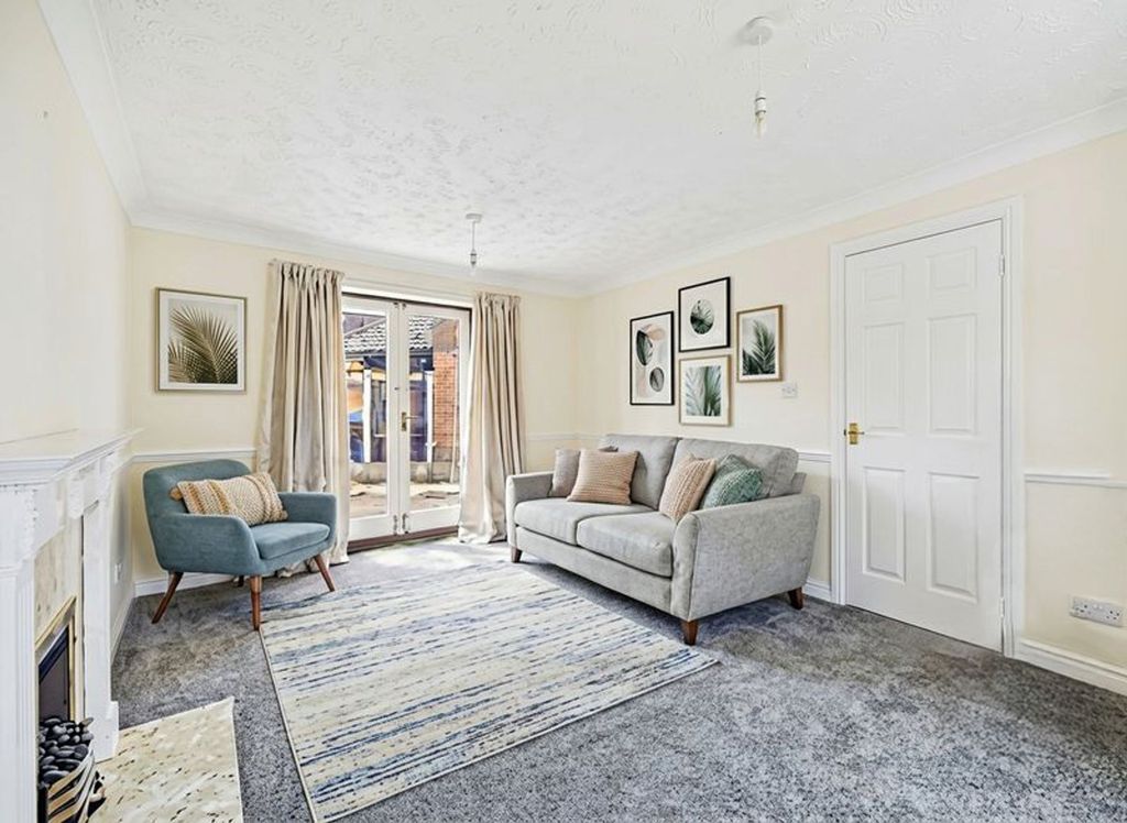 Property photo 2 of 18 Lounge (Virtually Furnished)